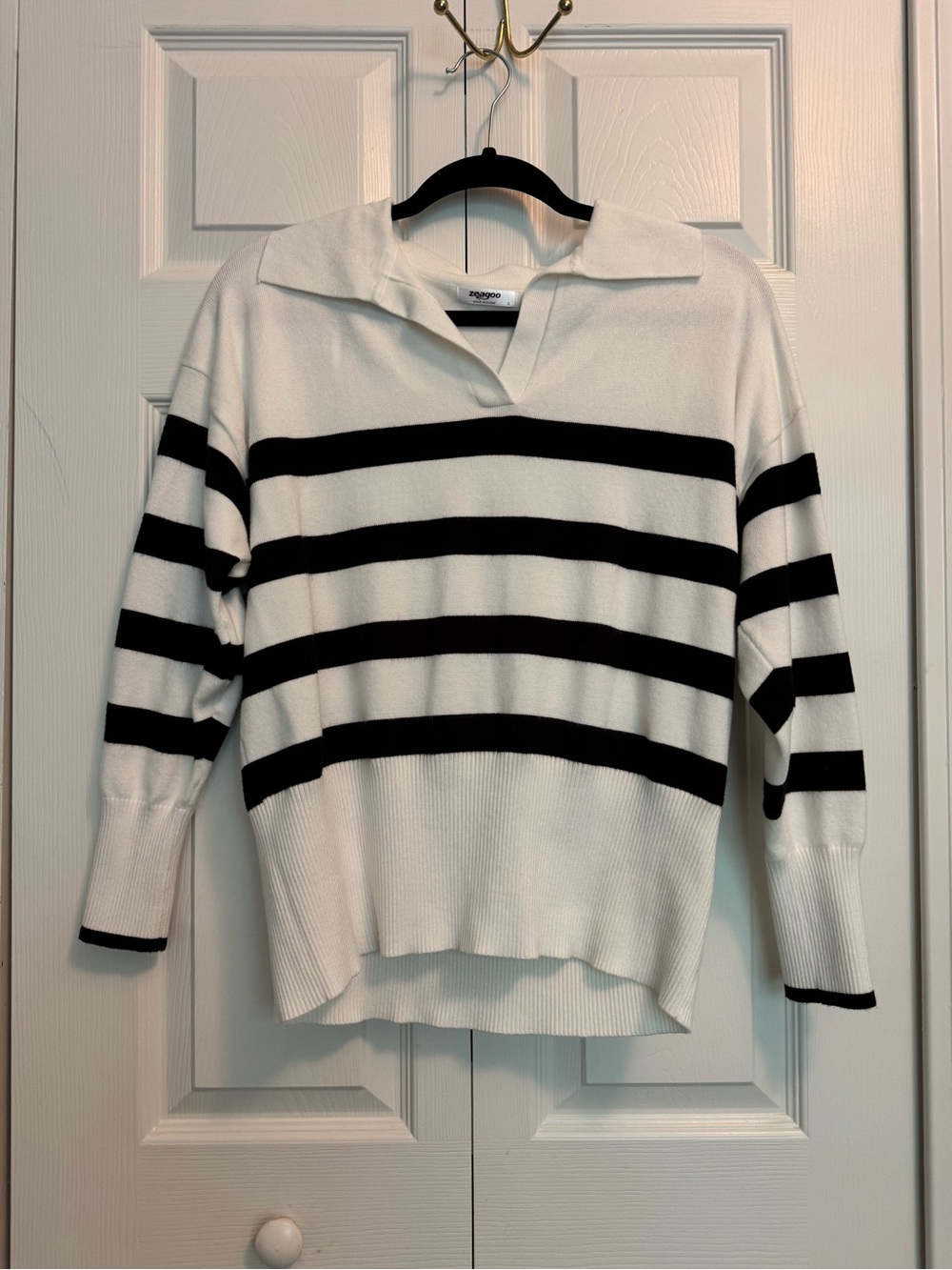 zeagoo White & Black Striped V‑Neck Collar Sweater